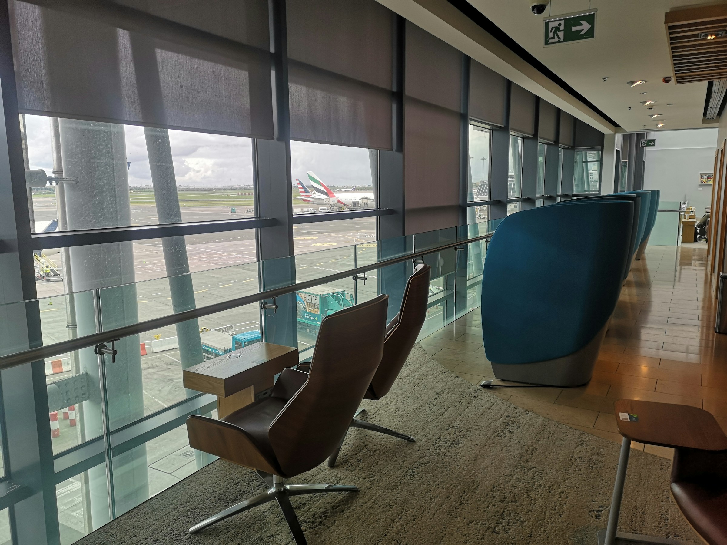 Lounge privativo de terminal executivo FBO com vista para o patio de aeronaves